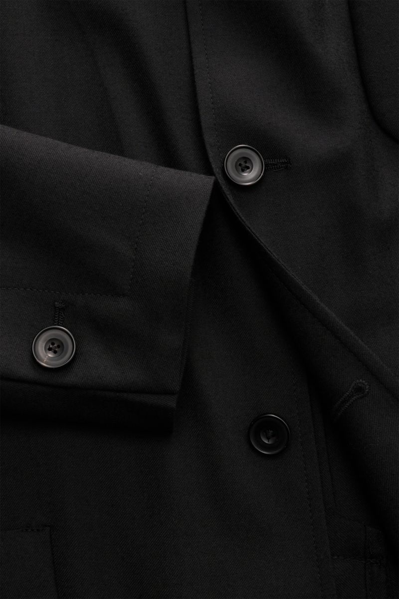 Nahaufnahme des schwarzen Santaniello Anzugs aus Wolle-Microfaser-Mix, Regular Fit mit Overshirt-Sakko und Knöpfen.