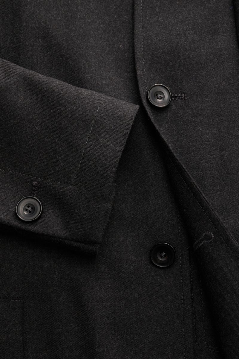 Santaniello Anzug dunkelgrau meliert, Nahaufnahme von Sakko-Ärmeln mit Knöpfen, weicher Woll-Microfaser-Mix, Regular Fit, feiner Twill