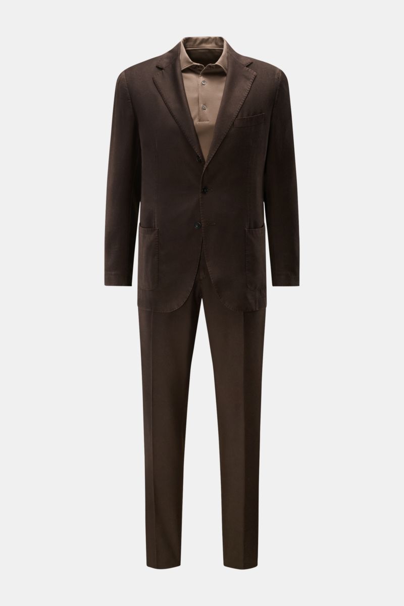 Santaniello Anzug dunkelbraun aus Super 110's Wolle, Slim Fit, tailliertes Sakko mit fallendem Revers, aufgesetzten Taschen, Hose schmal zulaufend, frontal fotografiert.