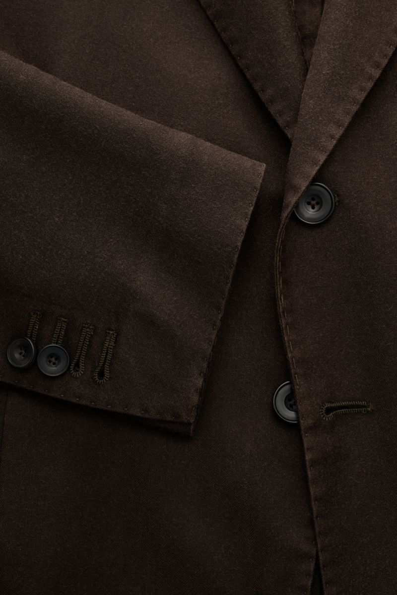 Nahaufnahme des Santaniello Anzugs dunkelbraun aus Super 110's Wolle, zeigt tailliertes Sakko mit Knöpfen und fallendem Revers.
