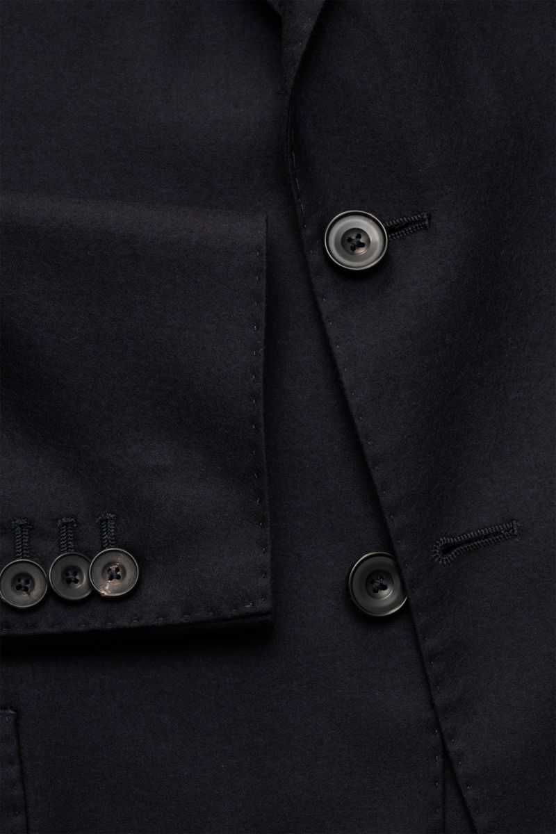 Nahaufnahme eines Santaniello Anzug navy aus Wolle und Cashmere im Unconstructed Design, Fokus auf tailliertes Sakko mit Zwei-Knopf-Stil, fallendem Revers und Kissing Buttons.