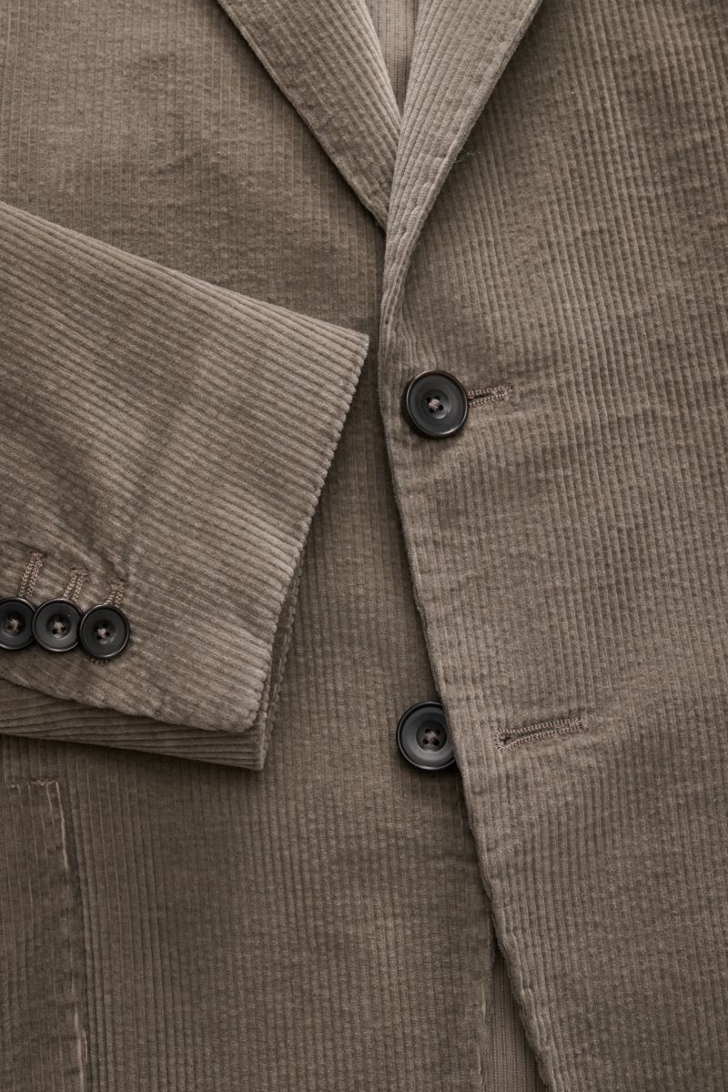 Close-up front view of the Santaniello Cord Anzug grau, a slim fit soft cotton-cashmere corduroy suit with two-button jacket and detailed stitching.
