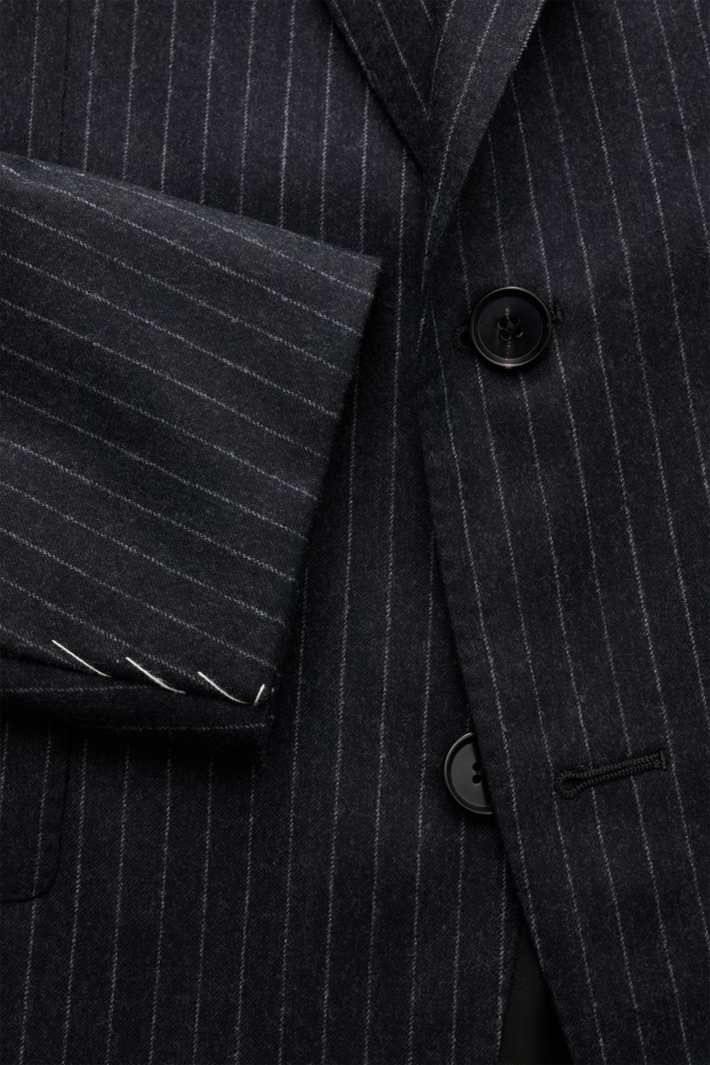 Caruso Anzug 'Aida' anthrazit/grau gestreift, Slim Fit, feine Nadelstreifen, Tailliertes Sakko mit fallendem Revers, Detailaufnahme von Knöpfen und Ärmel.