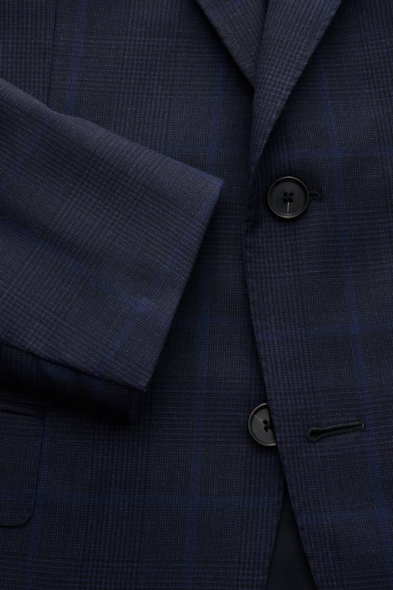 Caruso Anzug 'Aida' navy/dark navy/blau kariert, Detailaufnahme von Sakko mit Glencheck, tailliertem Drei-Knopf-Stil und halbfutter.