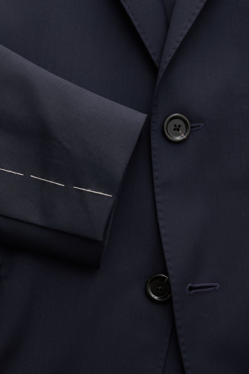 Lardini Anzug navy aus reiner Schurwolle, Slim Fit, weicher Griff, Detailaufnahme Sakko mit tailliertem Zwei-Knopf-Stil, fallendem Revers.