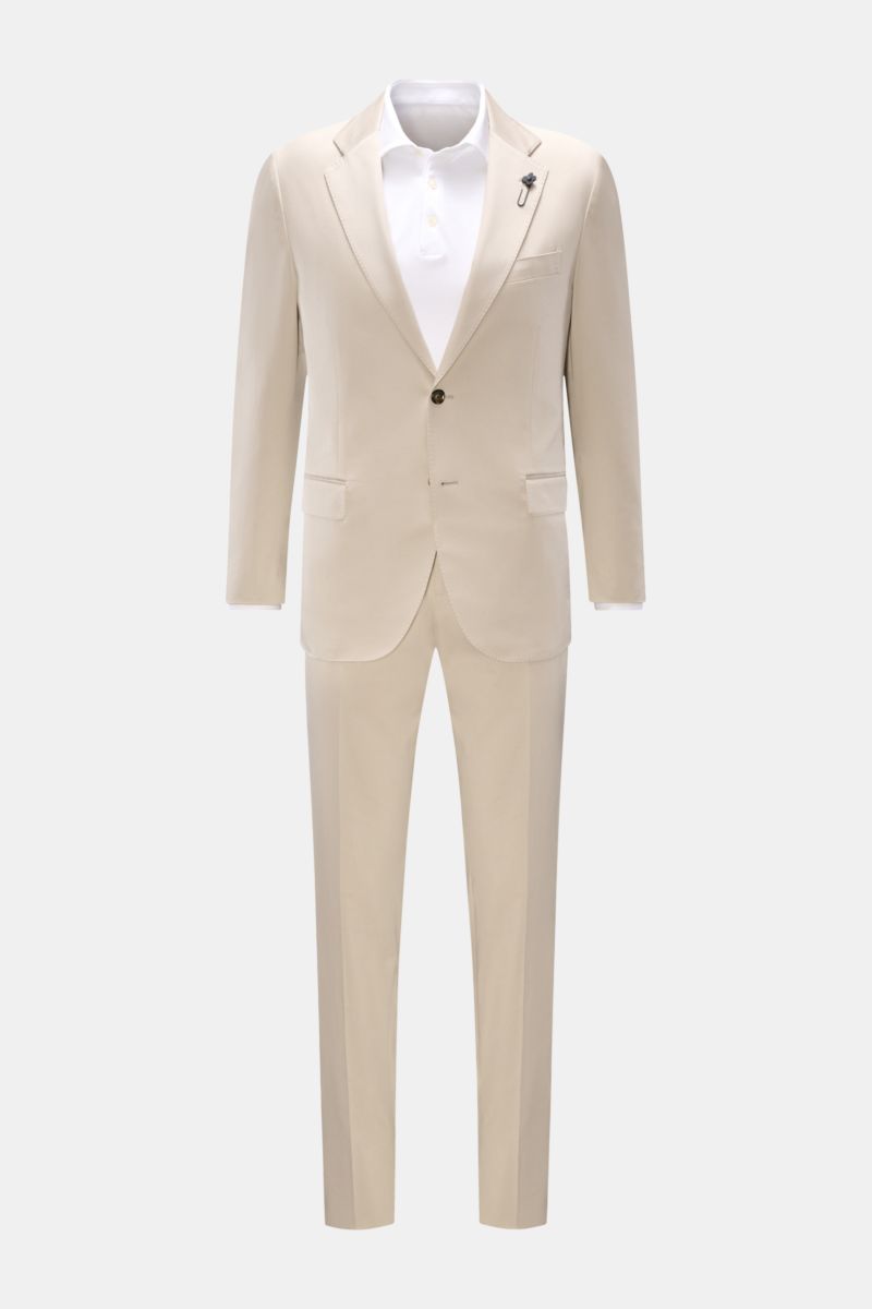 Lardini Anzug beige aus elastischer Baumwolle, Slim Fit Sakko mit Blütenpin, tailliert, reguläre Hose, frontal fotografiert, weich und zeitlos.