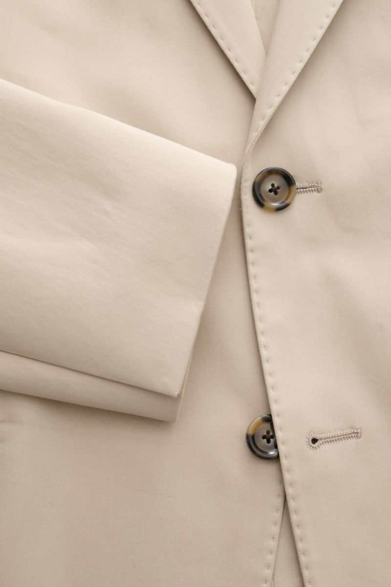 Beige Lardini Anzug aus elastischer Baumwolle, Slim Fit Sakko mit fallendem Revers und zwei Knöpfen, Detailaufnahme frontal.