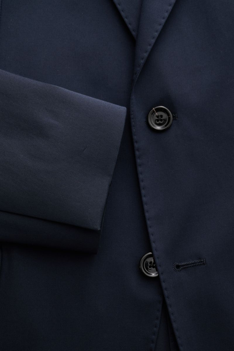 Lardini Anzug navy aus elastischer Baumwolle, Slim Fit Sakko mit zwei Knöpfen, fallendem Revers, weichem Griff, Nahaufnahme von Front und Ärmel.