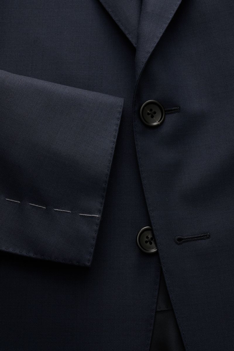 Tom Ford Anzug 'Shelton' navy, Detailaufnahme von Sakko-Ärmel und Knöpfen, reine Wolle, Slim Fit, feine Webstruktur, handgearbeitete Details.