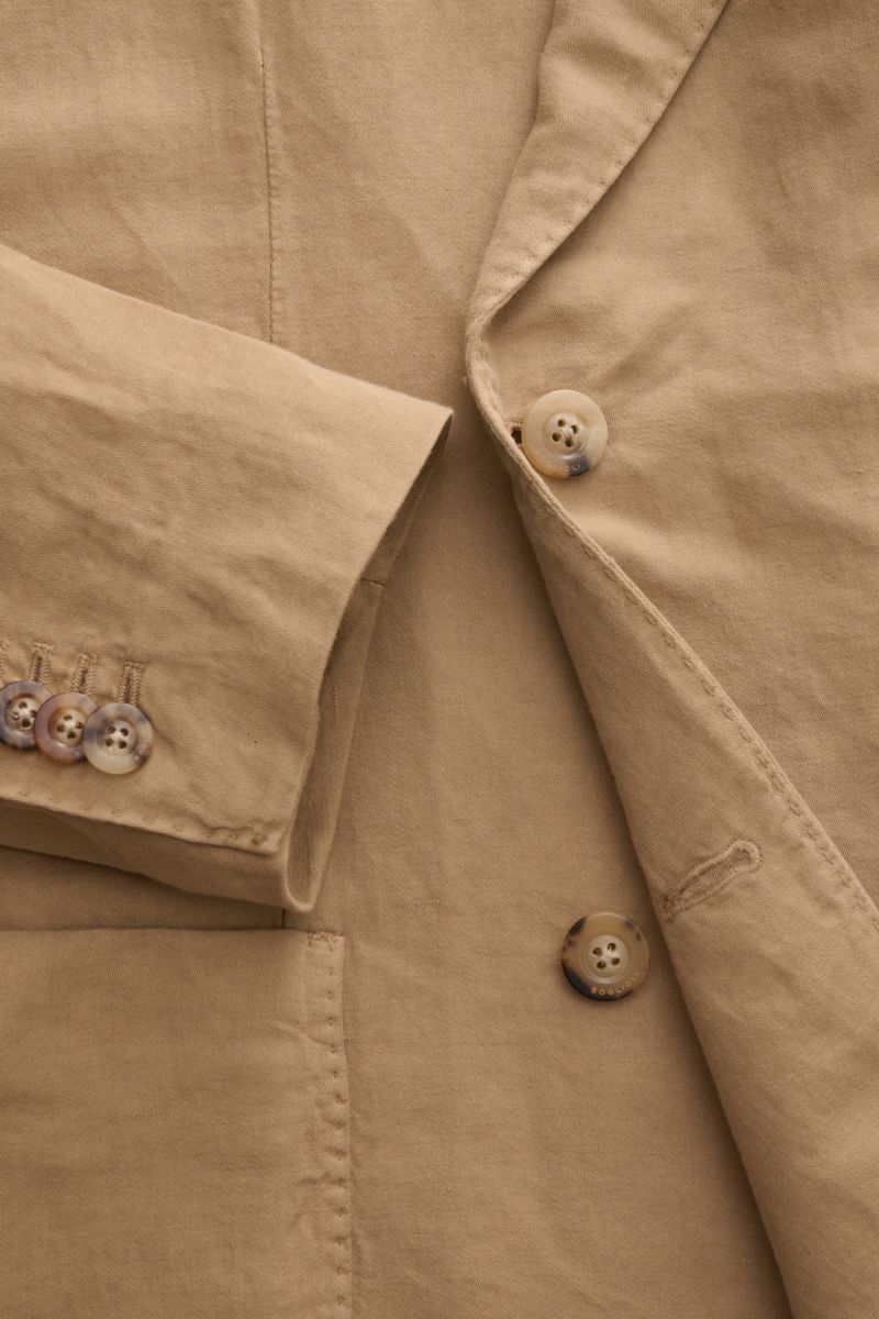 Nahaufnahme des Boglioli Anzugs 'K. Jacket' sand mit zweireihigem Drei-Knopf-Sakko und weichem Baumwoll-Leinen-Mix, Slim Fit.