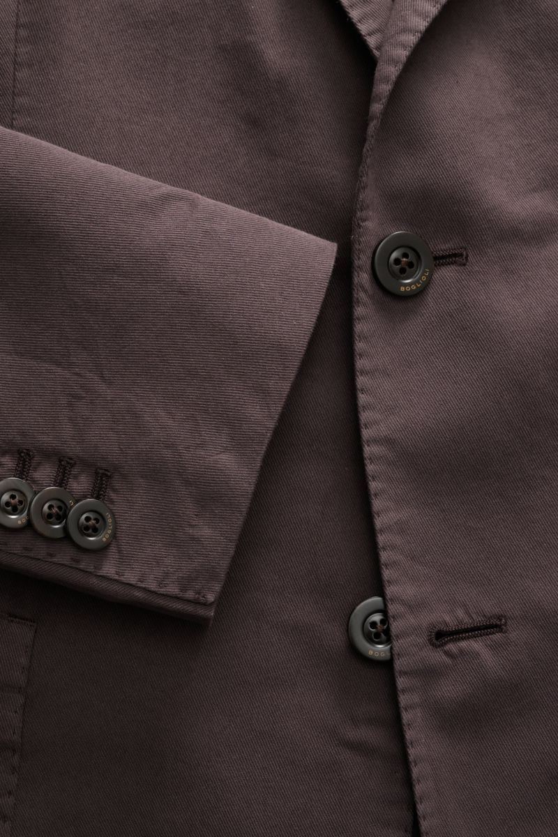Nahaufnahme des dunkelbraunen Boglioli Anzugs 'K. Jacket' mit twill Baumwolle-Seide, Unconstructed Design, Knöpfen und fallendem Revers.