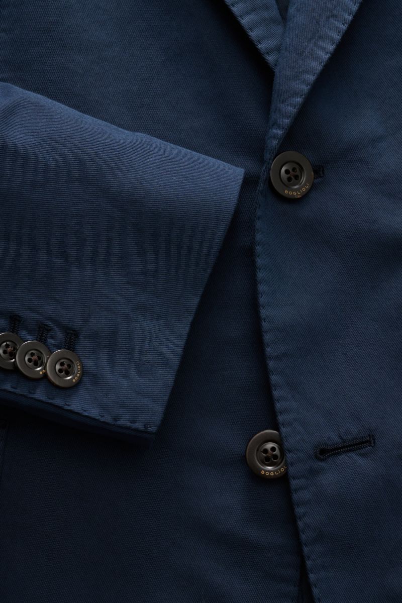 Boglioli Anzug 'K. Jacket' dunkelblau Nahaufnahme von Knöpfen und Ärmel, Baumwolle-Seide, garment dyed, Slim Fit, Unconstructed Design.