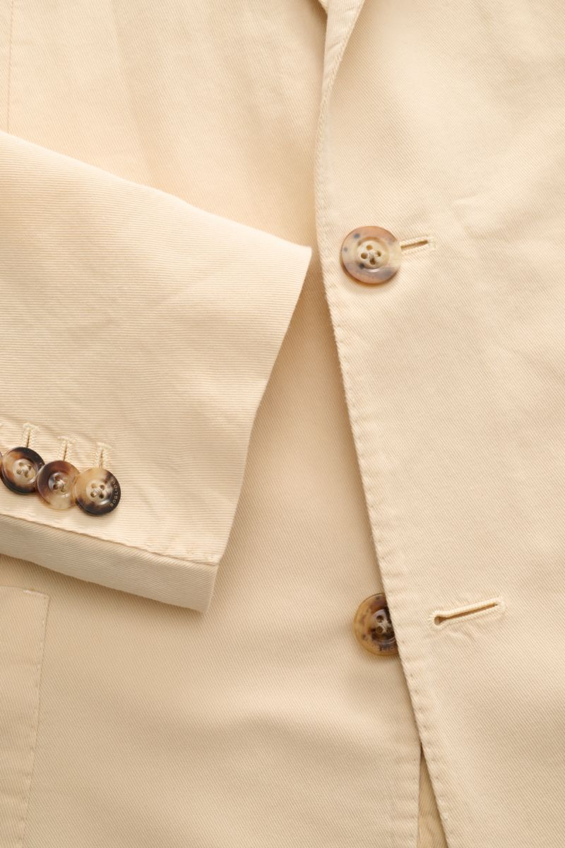 Nahaufnahme des sandfarbenen Boglioli Anzug 'K. Jacket' mit twill Baumwolle-Seide, unconstructed Design und Knöpfen aus Horn.