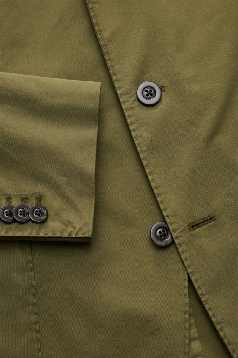 Boglioli Anzug 'K. Jacket' oliv aus Baumwoll-Twill, Slim Fit, tailliertes Sakko mit drei Knöpfen und Kissing Buttons, Detailaufnahme von vorne.