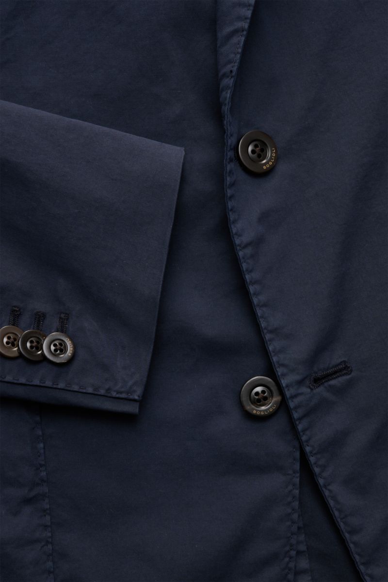 Nahaufnahme des Boglioli Anzugs 'K. Jacket' navy, Baumwoll-Twill, slim fit, tailliertes Sakko mit Kissing Buttons und leicht elastischer Qualität.