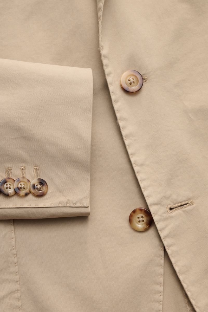 Boglioli Anzug 'K. Jacket' beige im Detail, Nahaufnahme von Knöpfen, Baumwoll-Twill, slim Fit, leicht elastisch, unconstructed Design.