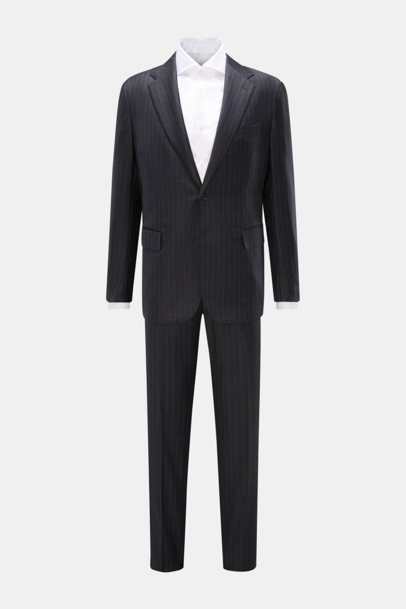 Front view of Stile Latino Anzug 'Vincenzo' anthrazit gestreift, a slim fit two-piece suit with button-fly trousers and three-button jacket in fine twill pure soft wool with elegant pinstripes.