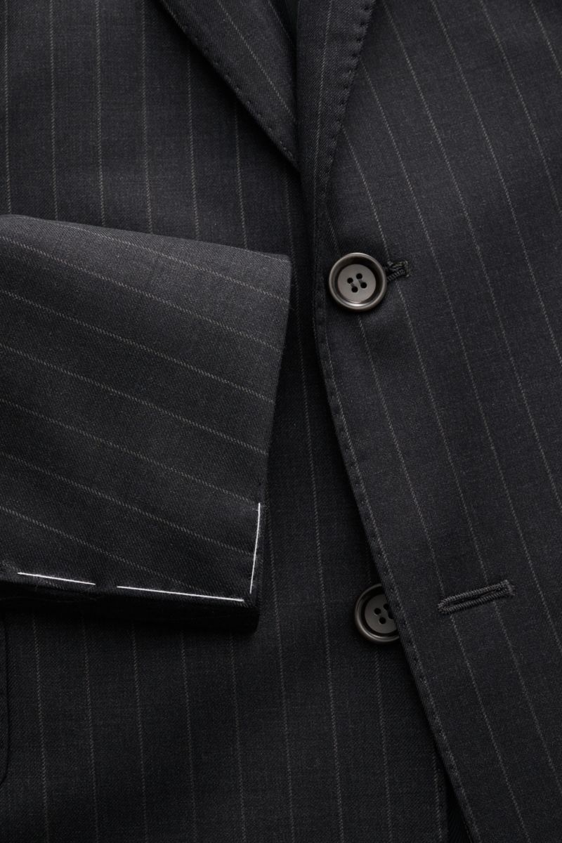 Close-up front view of the Stile Latino Anzug 'Vincenzo' anthrazit gestreift, showcasing fine twill, soft pure wool, pinstripes, and button details on the slim fit three-button jacket.