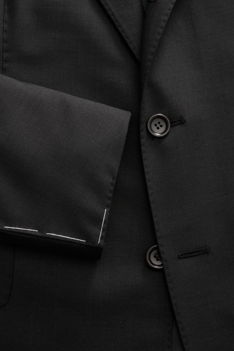 Close-up front view of Stile Latino Anzug 'Vincenzo' anthrazit, showing soft pure wool twill, slim fit, button details, and unfinished sleeve edges.