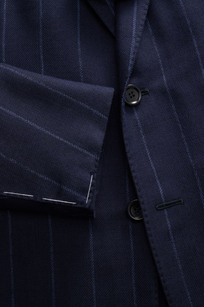 Close-up front view of the Stile Latino Anzug 'Vincenzo' navy gestreift jacket, showing navy chalk-stripes, buttons, and detailed soft cotton-wool fabric texture. Der Zweiteiler 'Vincenzo' von STILE LATINO, bestehend aus einer Button-Fly-Hose mit retroesk