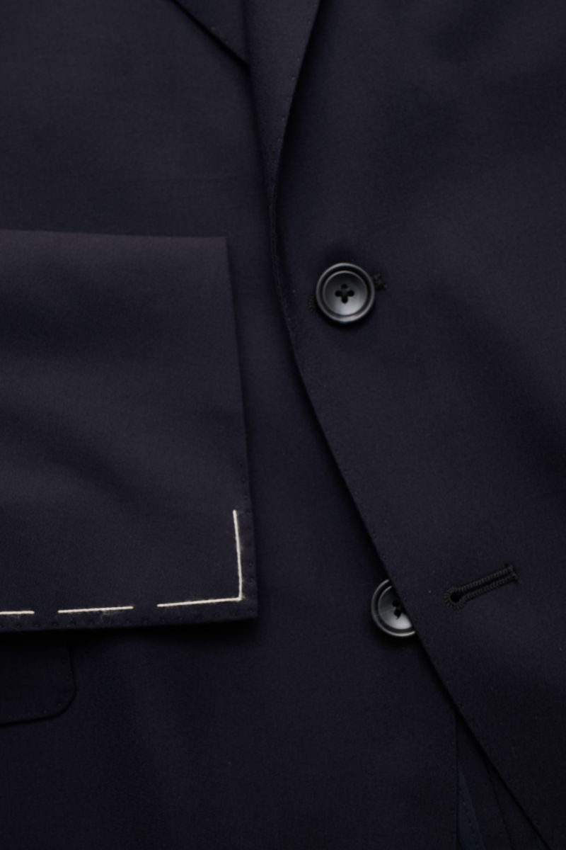 Tagliatore Anzug 'Vesuvio' dark navy in schmal geschnittenem Design, Detailaufnahme von Sakko mit Knöpfen und Ärmelsaum, edle Schurwolle mit Seide.