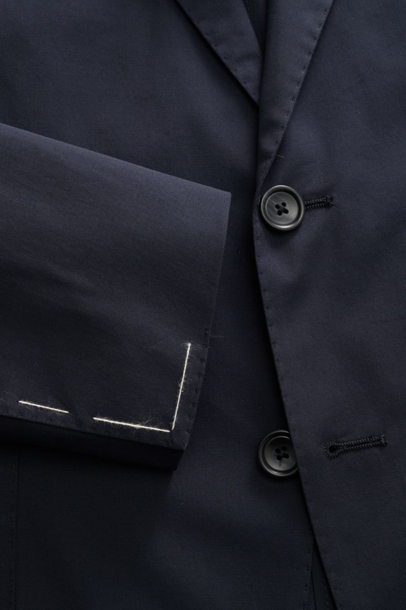 Nahaufnahme des navyfarbenen Tagliatore Anzugs 'Vesuvio' mit tailliertem Sakko aus elastischer Baumwolle, Slim Fit und feinen Details.