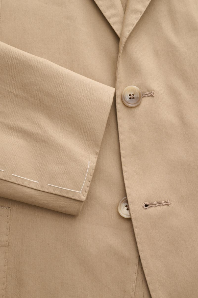Beige Tagliatore Anzug 'Vesuvio' aus elastischer Schurwolle, Slim Fit, tailliertes Sakko mit Knöpfen, Detailaufnahme Vorderseite.