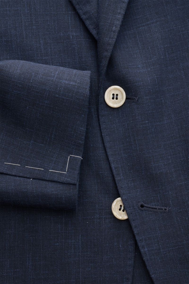 Nahaufnahme des navy melierten Brunello Cucinelli Anzugs mit Unconstructed-Sakko aus Wolle, Seide und Leinen, Details wie Knöpfe, Ärmelsaum und Stoffstruktur sichtbar.