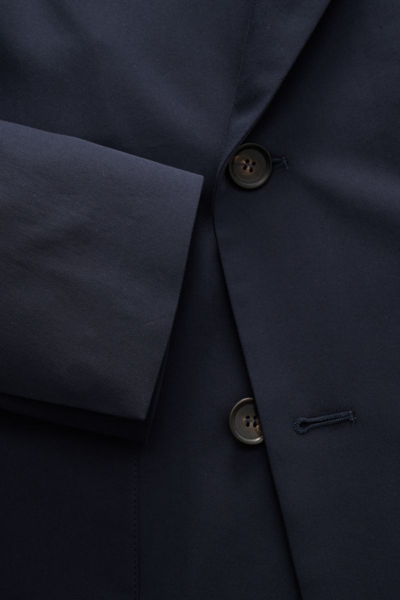 Nahaufnahme aus schräger Perspektive eines Knopfes und Ärmels des Doppiaa Anzugs 'Aanversant' navy aus reiner Baumwolle mit weichem Griff und Unconstructed Design.