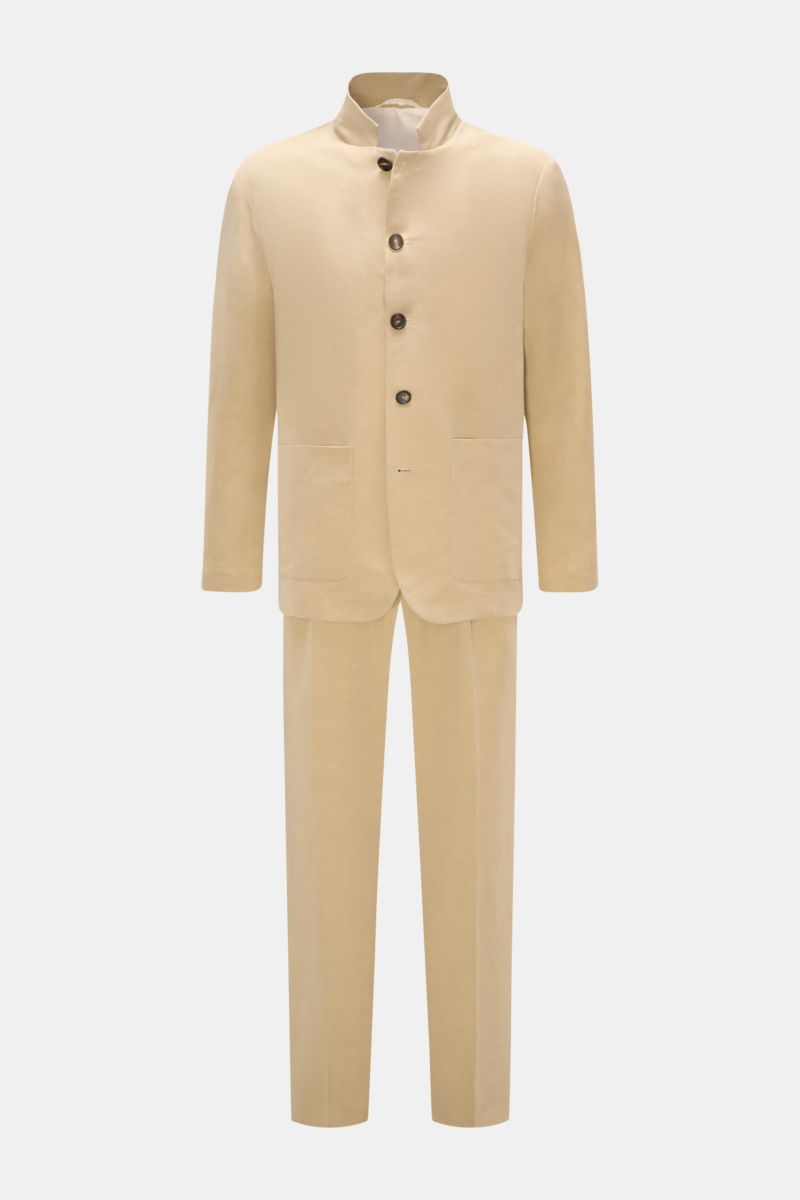 Front view of Doppiaa Anzug 'Aanetoant' beige, a summer tailoring suit in soft Lyocell-linen mix with unconstructed design, regular fit jacket with five-button style, variable collar, patch hip pockets, hidden button sleeve cuffs, rear side vents, two inn