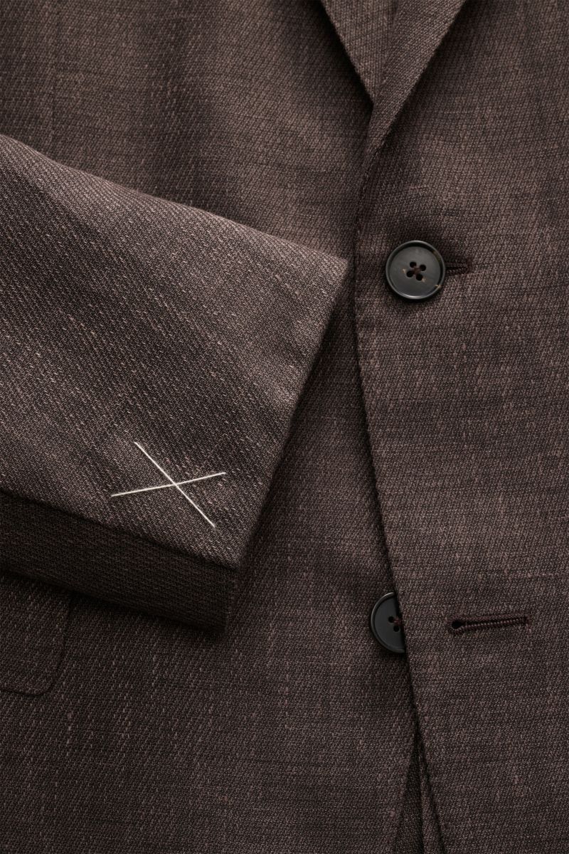 Zegna Anzug 'Natural' dunkelbraun meliert close-up showing fabric texture, buttons, and sleeve stitching from a top-front angle.