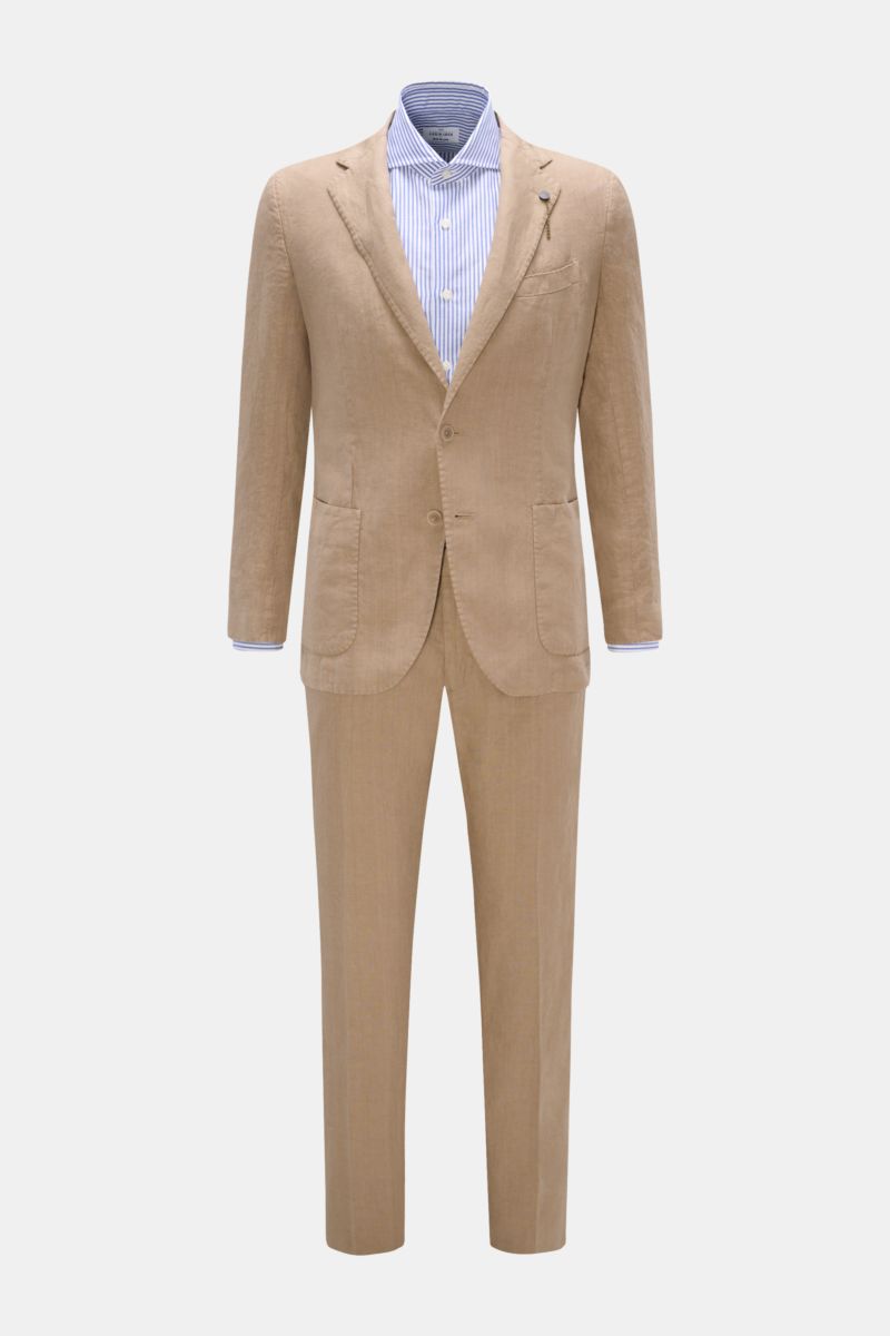 Santaniello Anzug taupe aus reinem Leinen, Slim Fit, frontale Ansicht mit tailliertem Sakko, fallendem Revers, zwei Knöpfen, aufgesetzten Taschen.