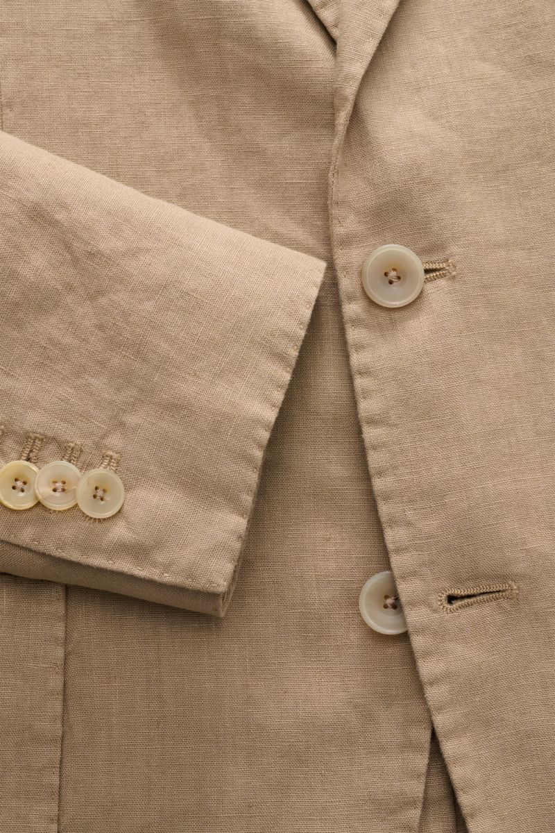 Nahaufnahme des Santaniello Anzugs taupe aus reinem Leinen, Fokus auf Knöpfe und Ärmel, zeigt weichen Griff und Vintage-Optik.
