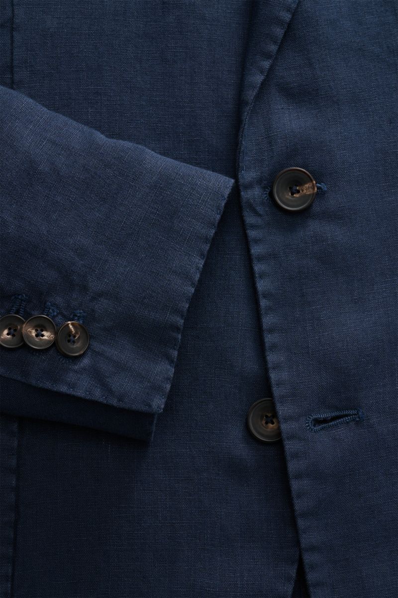 Nahaufnahme des Santaniello Anzug navy aus reinem Leinen mit tailliertem Zwei-Knopf-Sakko, fallendem Revers und Kissing Buttons.