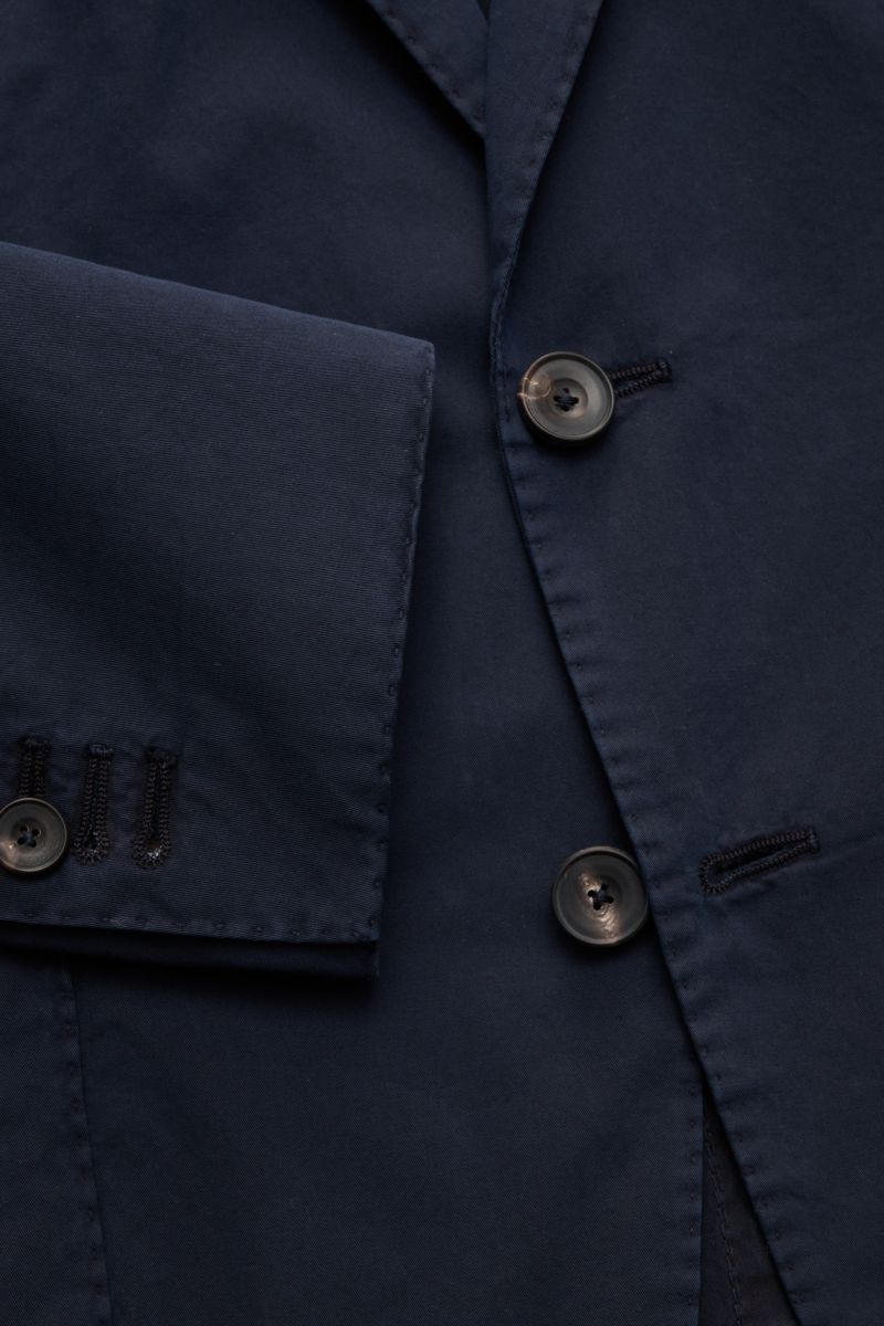 Nahaufnahme des Santaniello Anzug navy aus Baumwoll-Twill, Fokus auf tailliertes Sakko mit Kissing Buttons und fallendem Revers.