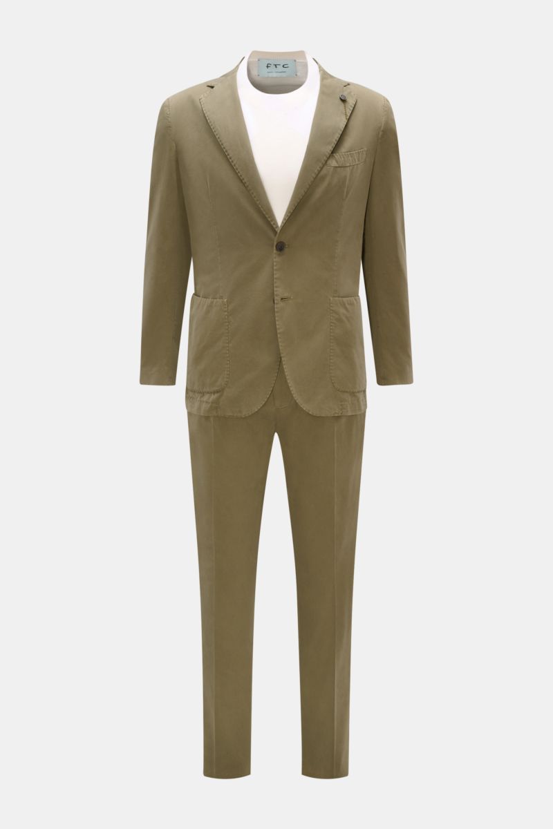 Front view of Santaniello Anzug oliv, an olive slim-fit cotton twill suit with soft touch, featuring a two-button jacket with patch pockets and tailored pants with tapered legs.