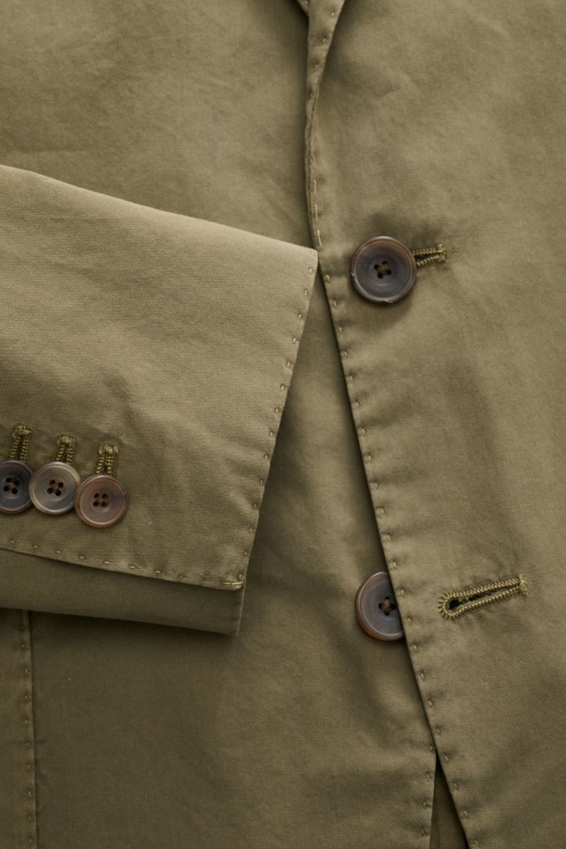 Close-up top-down view of the olive Santaniello Anzug oliv jacket sleeve and button details, showcasing fine cotton twill fabric and stitching.