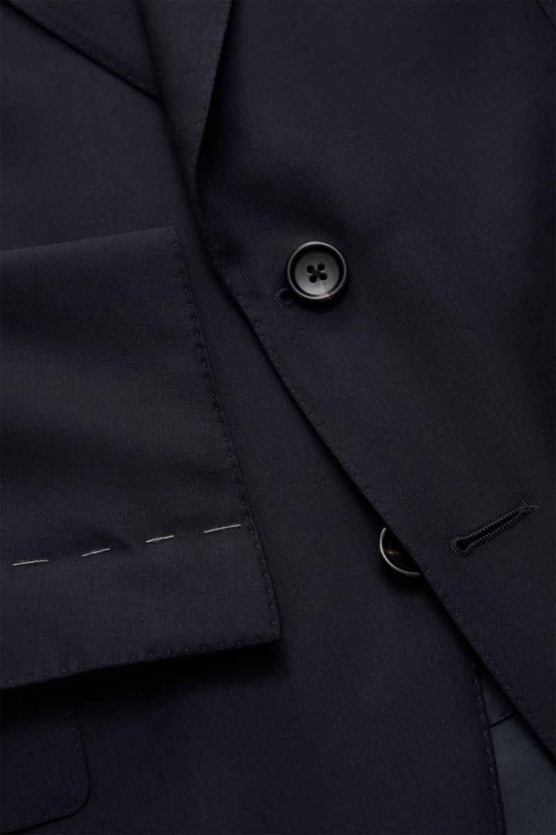 Nahaufnahme des luxuriösen Tom Ford Anzug 'Shelton' navy, fein gewebte Wolle, schmaler Slim Fit mit Patten-Taschen und Knöpfen.