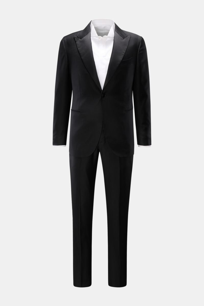 Frontale Aufnahme des Stile Latino Smoking schwarz aus reiner Wolle mit Slim Fit, tailliertem Ein-Knopf-Sakko und schmal zulaufender Hose.