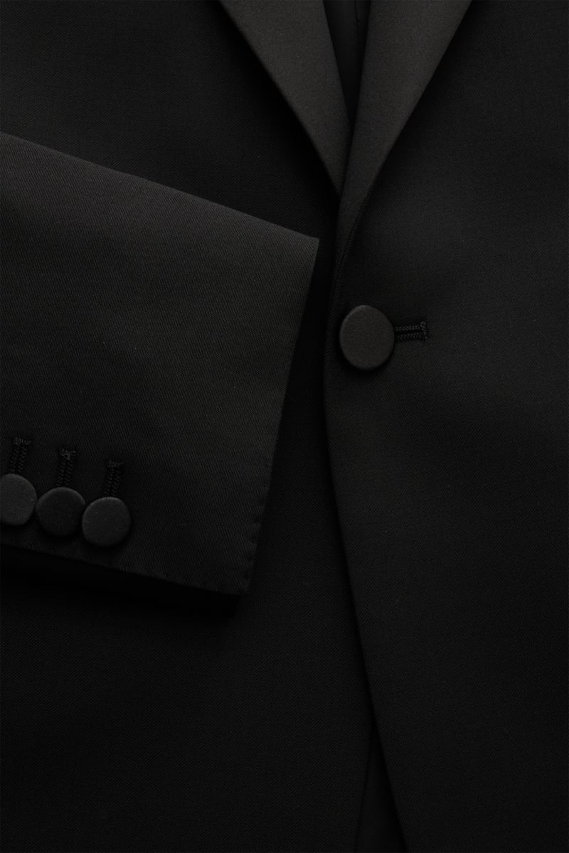 Tagliatore Smoking 'Napoli' schwarz, Slim Fit aus reiner Super 110'S Schurwolle, tailliertes Ein-Knopf-Sakko mit Satinrevers, Detailaufnahme frontal.