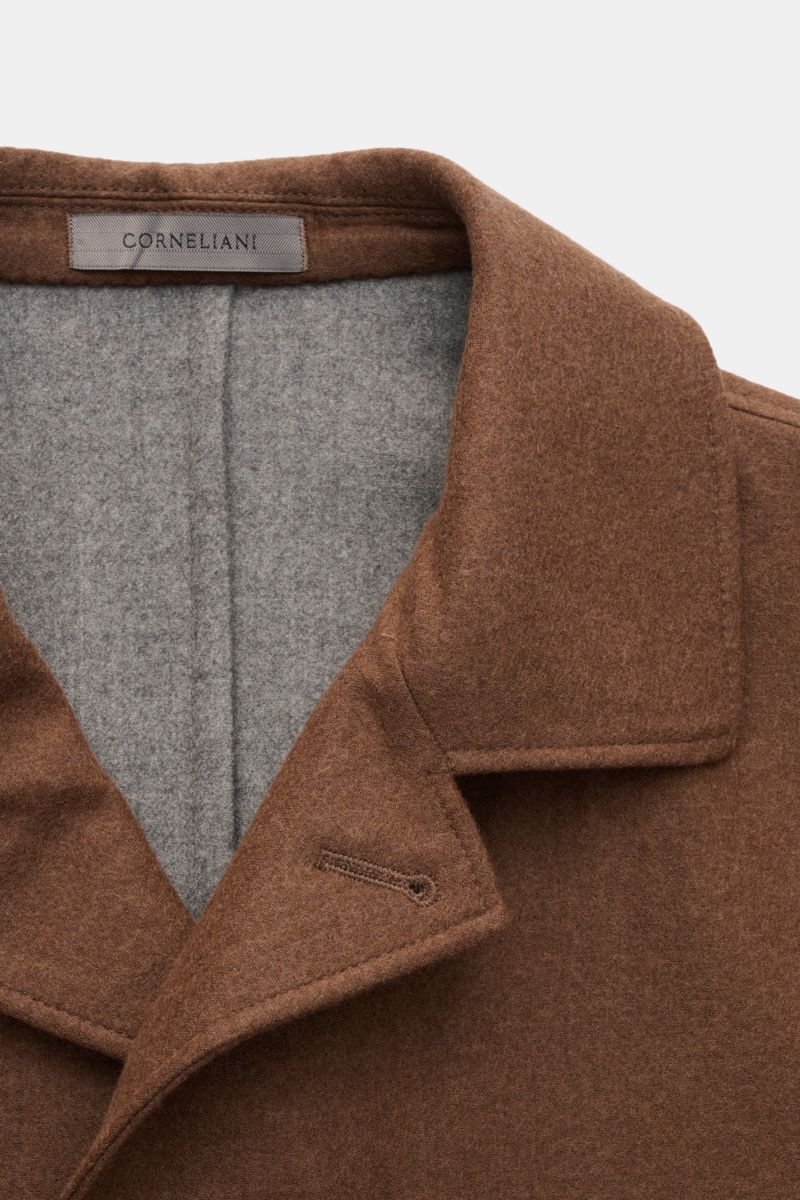 Close-up of the collar and upper front of the Corneliani Overshirt braun, photographed from above showing brown doubleface wool and silk with a soft touch and grey contrast inner side. Dieses Overshirt aus Schurwolle und Seide von CORNELIANI überzeugt 