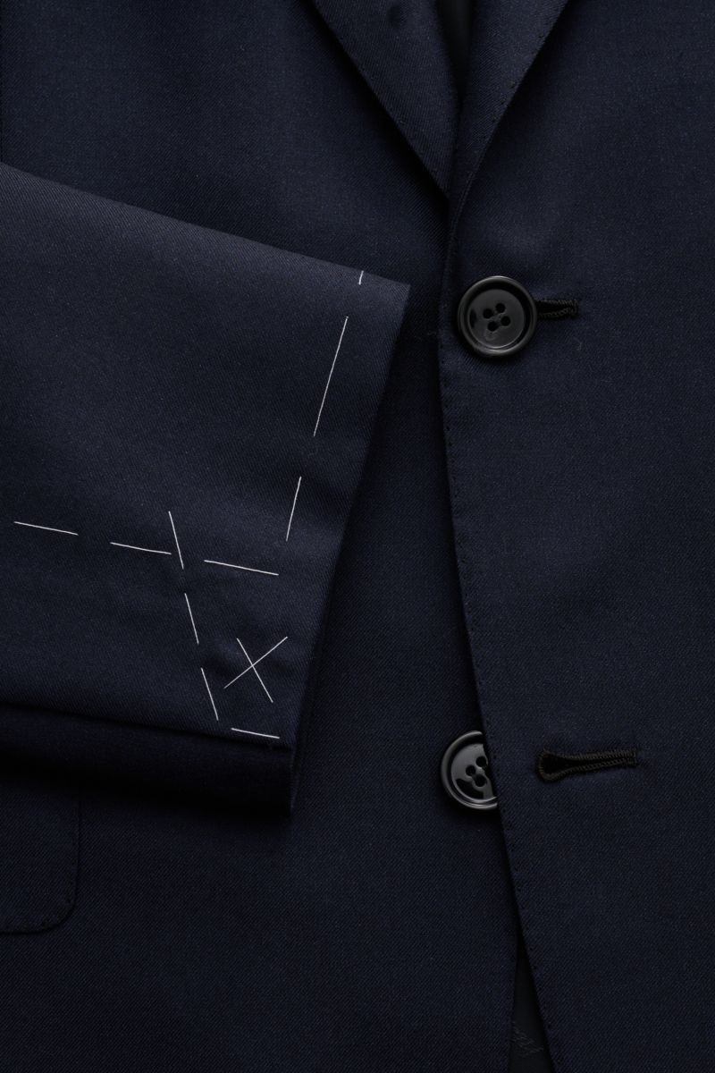 Close-up front view of the Brioni Smart-casual jacket 'New Plume' navy, showcasing the fitted two-button style, step lapel, and unfinished sleeve cuffs with tailor's chalk marks. 

This lightweight and luxurious smart-casual jacket by BRIONI perfectly 
