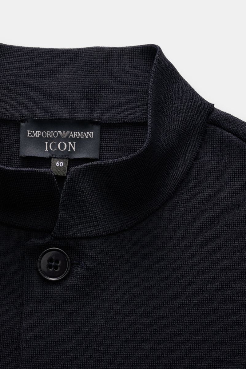 Close-up front view of the collar and button of the Emporio Armani Strickblazer navy, showcasing fine knit texture and slim fit design.

Monochromes Piece von GIORGIO ARMANI: Dieser exklusive Strickblazer aus edlem Materialmix mit Viskose und Microfase