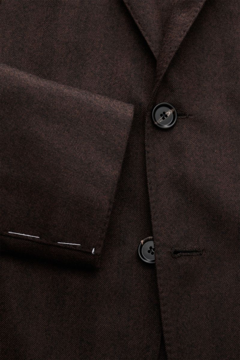 Nahaufnahme des Borrelli Sakko 'Procida' dunkelbraun aus reiner Schurwolle mit tonalen Fischgrat, softem Griff und Slim Fit, taillierter Drei-Knopf-Stil, fallendem Revers, klassischer Brusttasche, aufgesetzten Hüfttaschen, unfertigen Ärmelabschlüssen, rüc