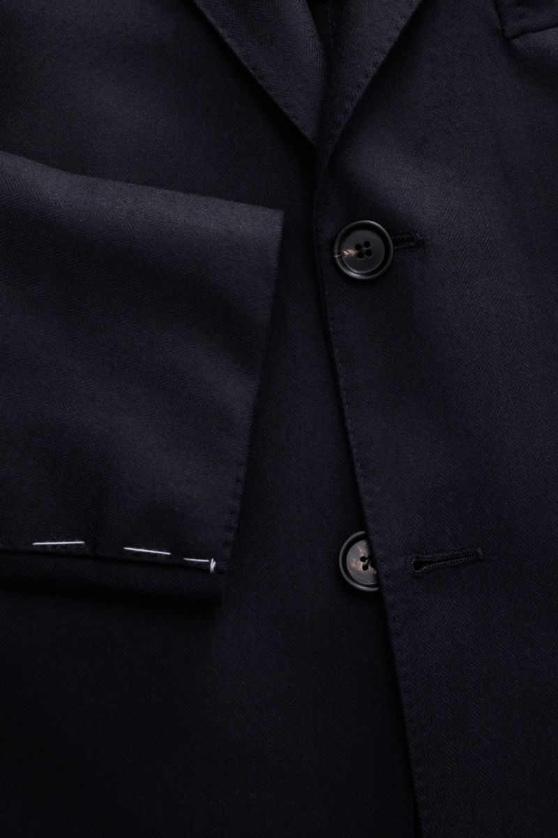 Nahaufnahme des Borrelli Sakko 'Procida' dark navy aus Twill reiner Wolle, Slim Fit, taillierter Drei-Knopf-Stil, fallendes Revers, klassischer Brusttasche, aufgesetzten Hüfttaschen, unfertigen Ärmelabschlüssen, rückwärtigen Seitenschlitzen, halb gefütter