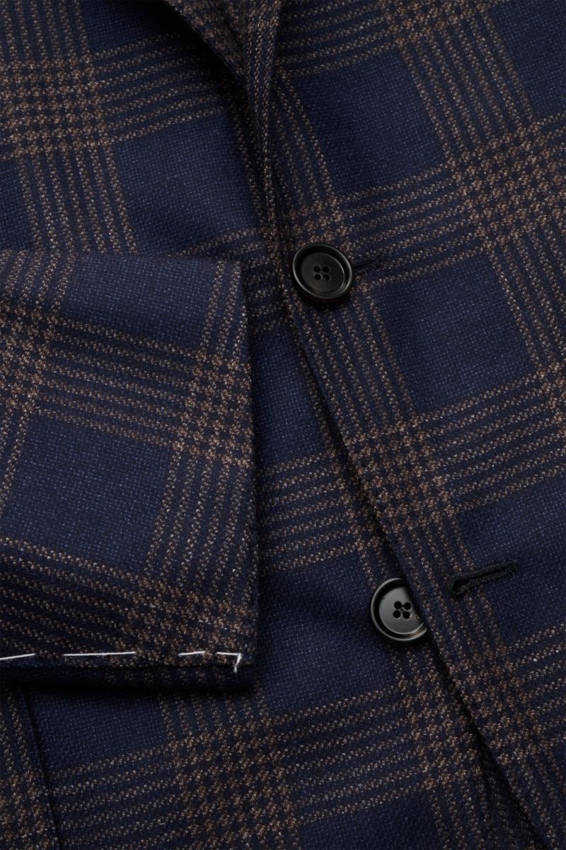 Nahaufnahme von Borrelli Sakko 'Procida' dunkelblau/beige kariert, Slim Fit, taillierter Drei-Knopf-Stil mit fallendem Revers, stabile Haptik, Mix aus Wolle, Seide und Leinen.
