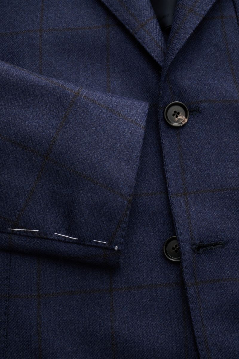 Nahaufnahme des Borrelli Sakko 'Procida' navy/schwarz kariert, Slim Fit, reine Schurwolle, softer Griff, grobes Karomuster, taillierter Drei-Knopf-Stil, fallendes Revers, klassische Brusttasche, aufgesetzte Hüfttaschen, unfertige Ärmelabschlüsse, rückwärt