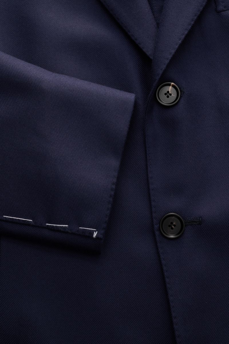 Nahaufnahme des Borrelli Sakko 'Procida' navy aus Twill reiner Wolle, softer Griff, Slim Fit, taillierter Drei-Knopf-Stil mit fallendem Revers.