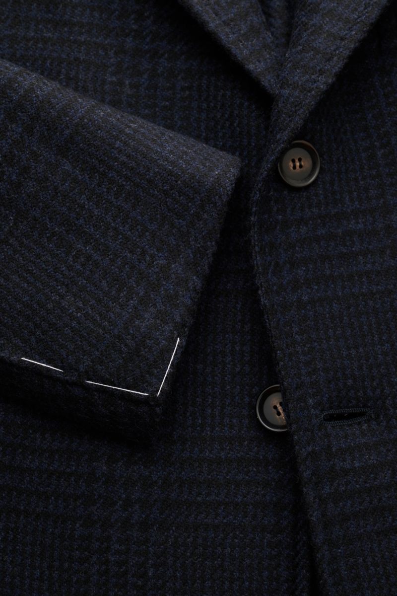Close-up front view of the Stile Latino Sakko 'Vincenzo' navy/schwarz kariert blazer showing its pure wool fabric with a classic Glencheck pattern, slim fit, three-button style, unfinished sleeve cuffs, and visible stitching highlighting Neapolitan tailor