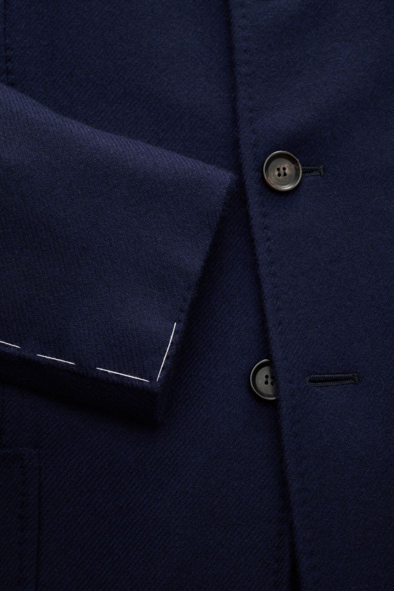 Close-up front and sleeve detail of the Stile Latino Cashmere Sakko 'Dubai' navy, showing buttons and fabric texture. Mit dem Modell 'Dubai' in geradem Schnitt von STILE LATINO aus geschmeidigem Cashmere gelingt in diesem Herbst ein stilvoller Layering